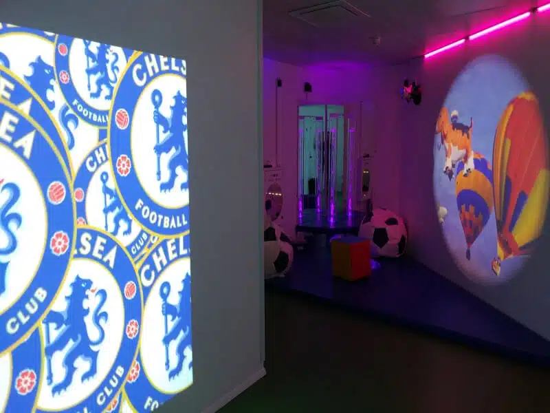 Snoezelraum mit Projektion und visuellen Reizen