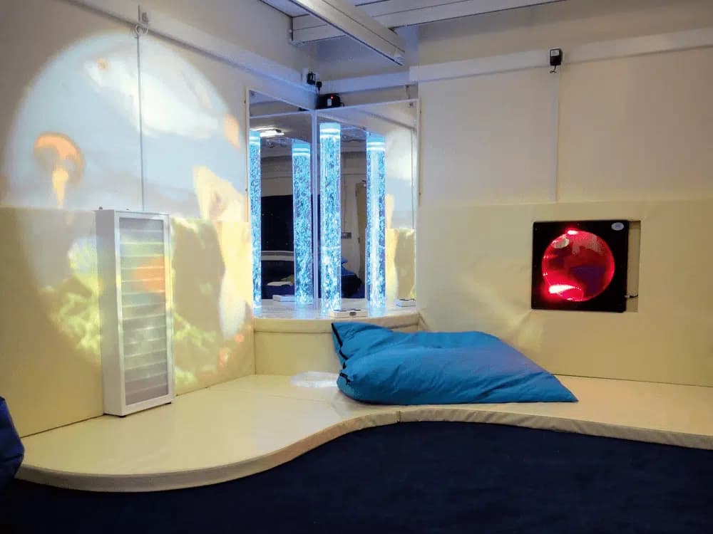 Sensorischer Rückzugsraum mit Lichtfasern und ruhiger Möblierung