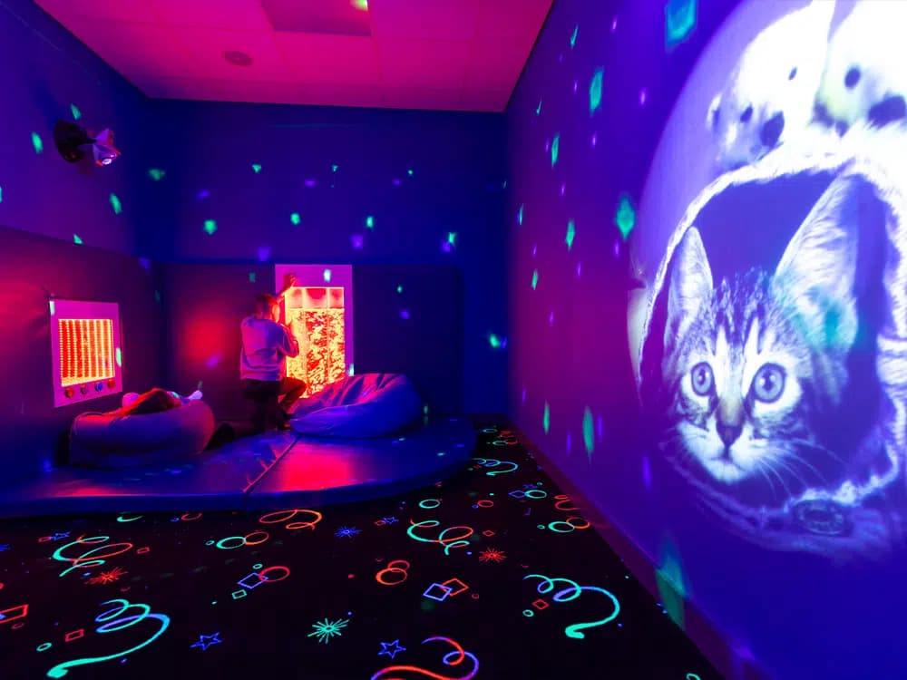 Snoezelraum mit Leuchtelementen und sanften Farben